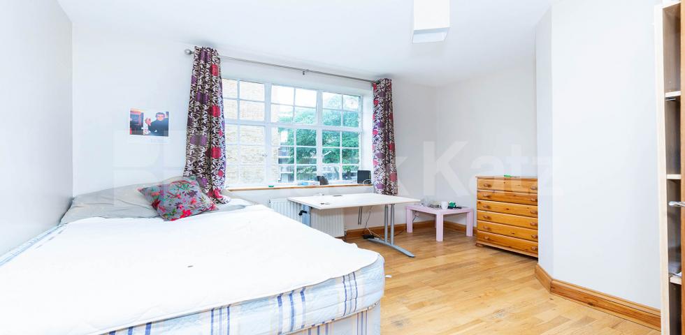 Spacious two bed good for three sharers mins to Euston Cranleigh Street, Camden